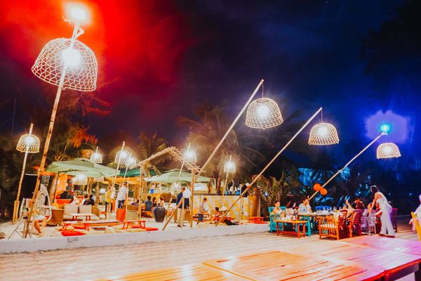 quán cà phê có nhiều đèn vàng trên biển mũi né