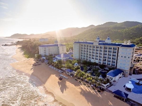 resort cạnh bãi biển nhìn từ trên cao lúc bình minh