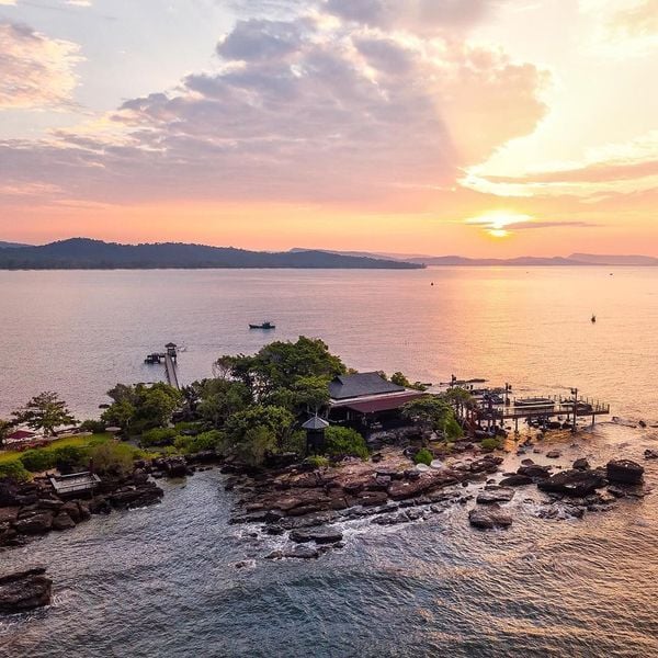 Rock Sunset Island Bar - Quán bar trên Hòn Móng Tay