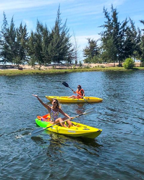 2 người phụ nữ chèo kayak màu vàng trên hồ