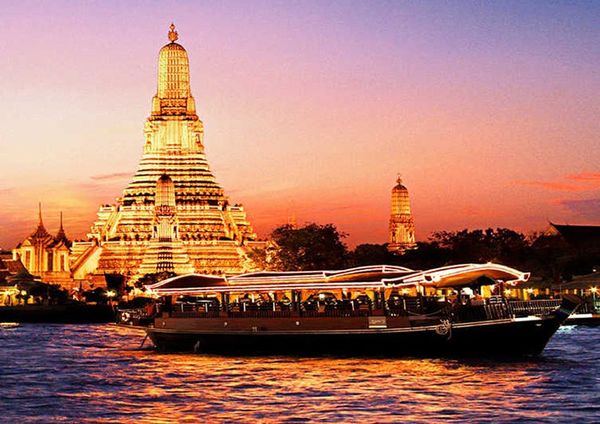 Chèo thuyền trên sông Chao Phraya Thái Lan