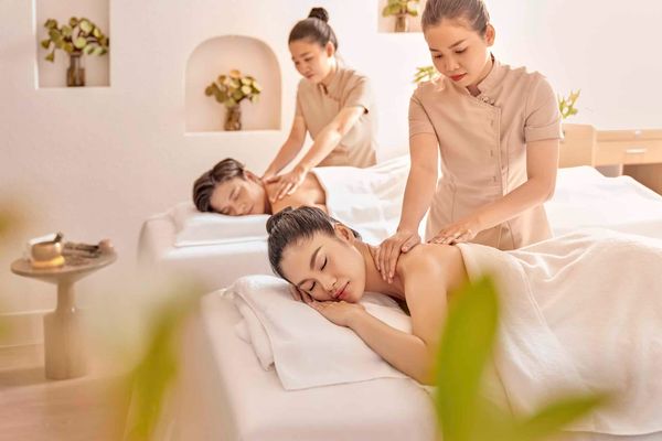 2 cô gái đang nằm massage