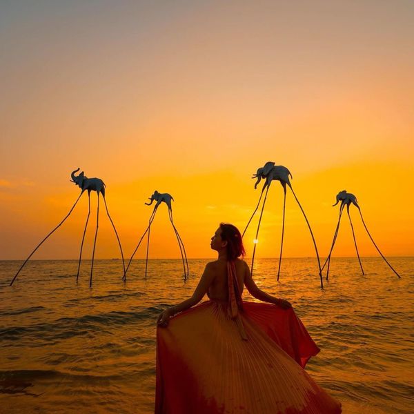 Tạo dáng chụp ảnh với hoàng hôn trên biển tại Sunset Sanato Beach Club