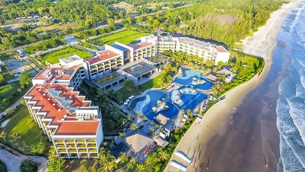 Resort vietsovpetro nằm bên bãi biển bao phủ bởi cây xanh nhìn từ trên cao