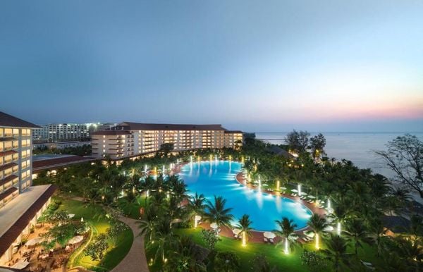 Vinpearl Phú Quốc Resort & Spa với hồ bơi ngoài trời view biển nhìn từ trên cao