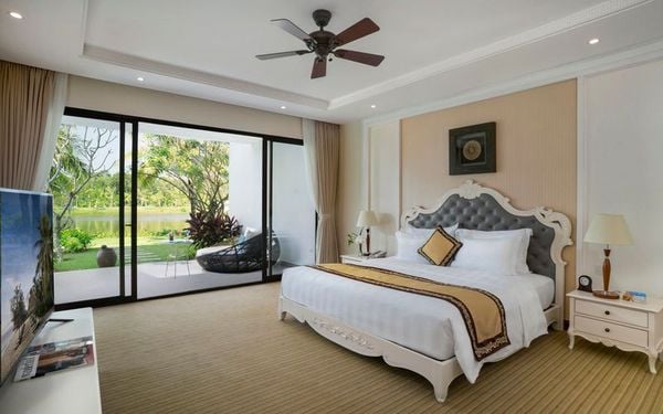 Không gian phòng ngủ trong Villa 4-Bedroom Lake View tại Vinpearl Resort & Spa Phú Quốc