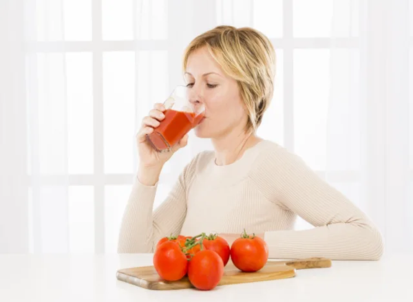Ai nên uống nước ép cà chua?