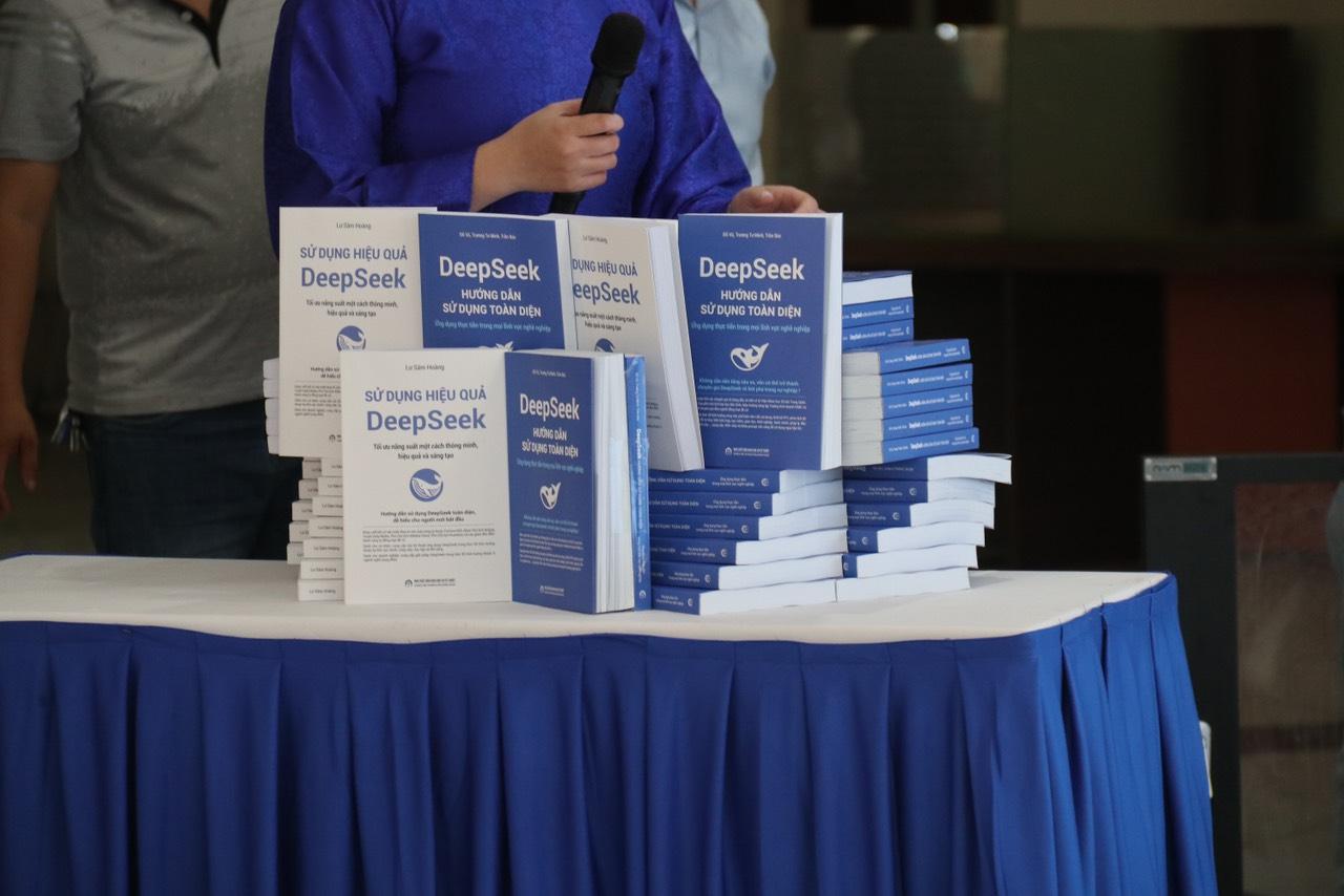 DeepSeek - Công cụ đột phá và 2 cuốn sách hướng dẫn toàn diện giúp bạn làm chủ công nghệ