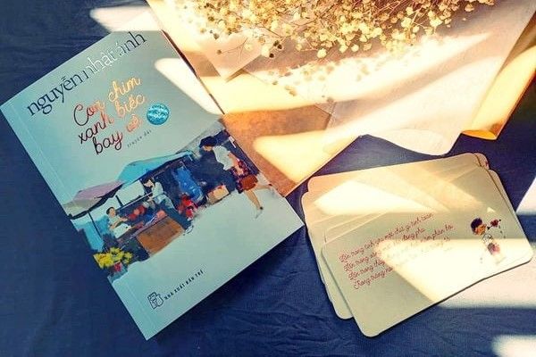 con-chim-xanh-biec-bay-ve