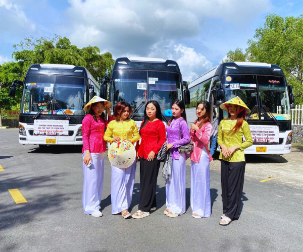 Sinh viên thuê xe đi thực tập tại Xe Sài Gòn Luxury