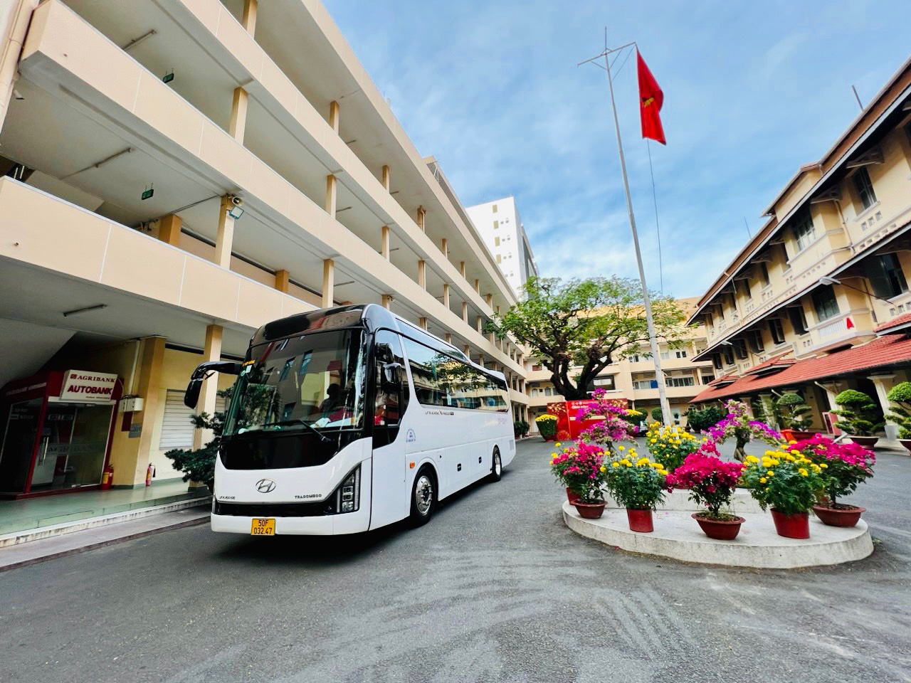 Nhà xe cho thuê xe du lịch TPHCM chuyên nghiệp