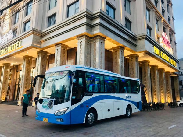 thue-xe-co-tai-xe-tphcm