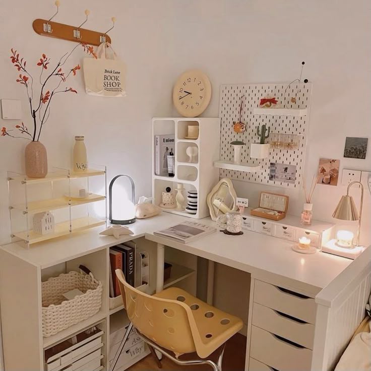 Ý tưởng bố trí bàn IKEA trong không gian làm việc tại nhà.