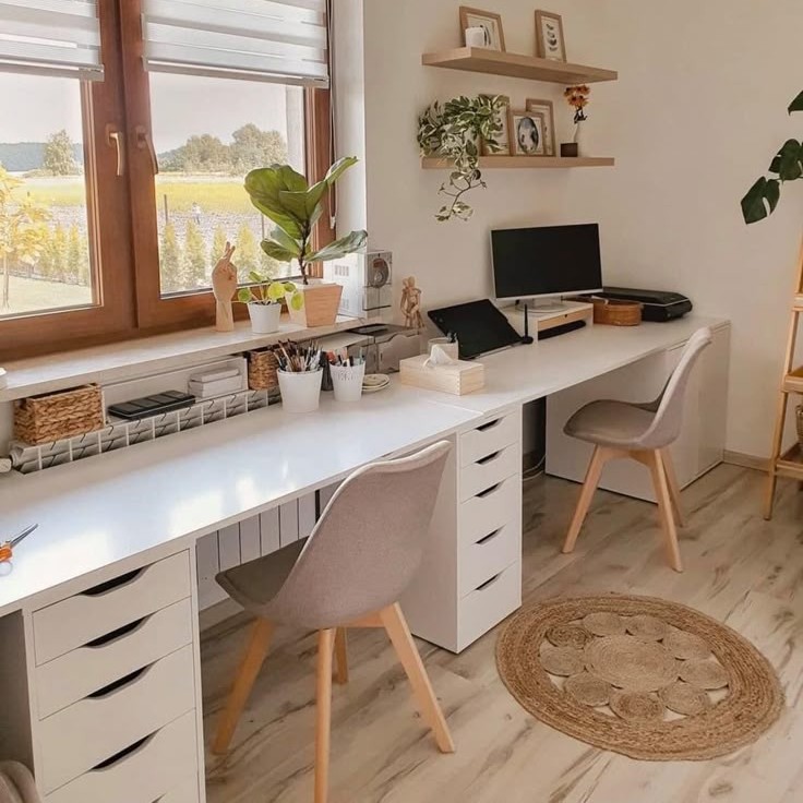 Tại sao bàn IKEA là lựa chọn thích hợp cho người trung tuổi?
