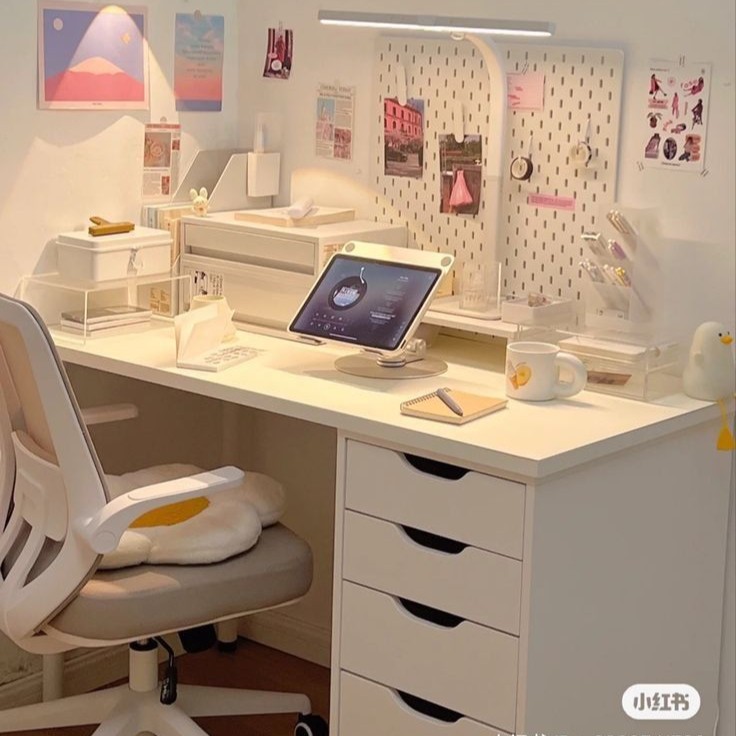 Bàn IKEA và ghế công thái học: bộ đôi kết hợp hoàn hảo.