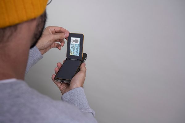 Giá đỡ kiêm ví đựng thẻ tín dụng Magseft MOFT SNAP-ON cho Smartphone