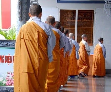 Pháp phục  Việt Nam ngày nay ra sao?