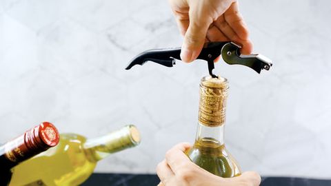 Cách mở một chai rượu vang