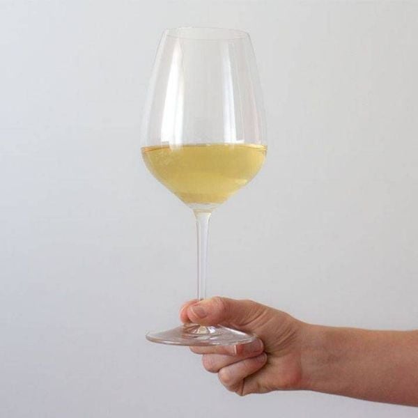 Cầm ly rượu vang bằng cách tạo đòn bẩy giữa ngón cái và các ngón còn lại