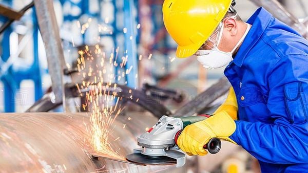 Theo Quy Định Người Bị Cận Có Làm Công Nhân Được Không ?