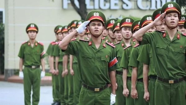 Giải Đáp Thắc Mắc: Bị Cận Có Thi Vào Công An Được Không ?