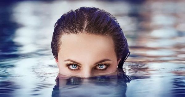 Giải Đáp Vấn Đề: Có Đeo Kính Áp Tròng Đi Bơi Được Không ?