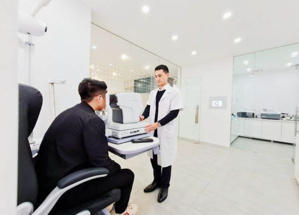 Những Người Bị Cận 4 Độ Có Đeo Kính Áp Tròng Được Không ?