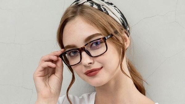 Những Người Bị Cận Có Nên Đeo Kính Thường Xuyên Không ?