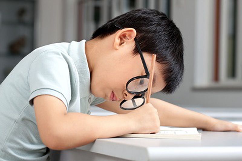 Trẻ thường xuyên cúi sát xuống bàn để đọc và viết là dấu hiệu cận thị
