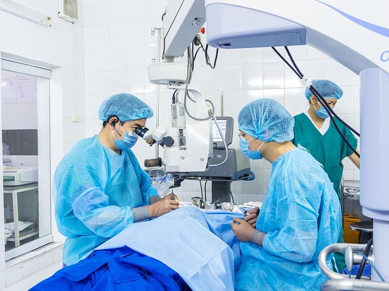 Thực hiện phẫu thuật mổ cận là phương pháp chữa cận thị tốt nhất