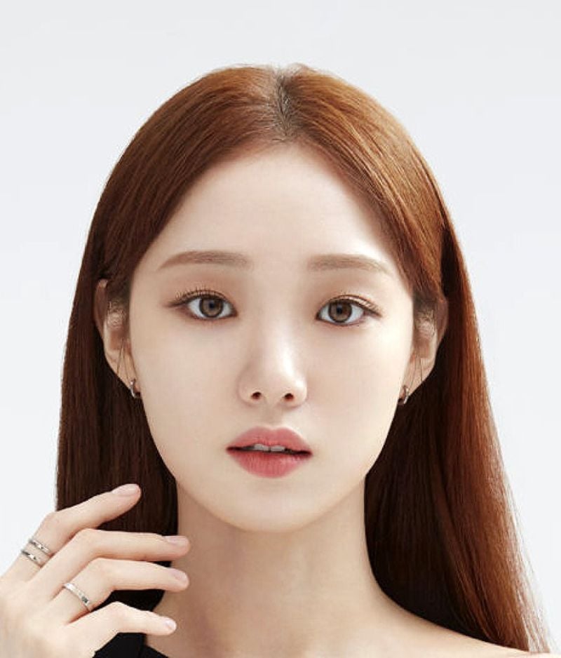 Diễn viên Lee Sung Kyung với đôi mắt màu hổ phách sắc sảo