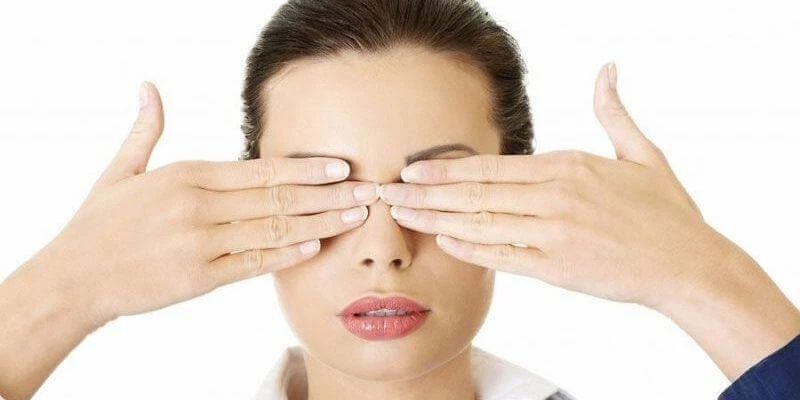 Dùng hơi ấm bàn tay là cách đơn giản để thiện sức khỏe đôi mắt