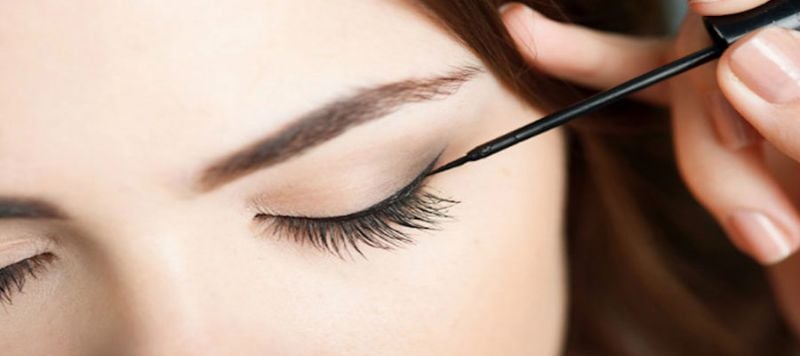Kẻ eyeliner cho mắt bằng bút nước thường có độ bám cao