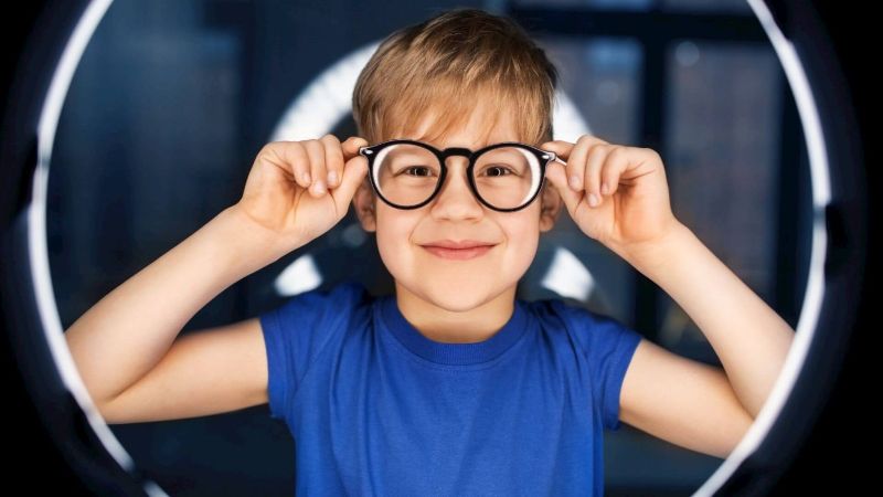 Cha mẹ mua và cho trẻ dùng kính cận phù hợp với mắt