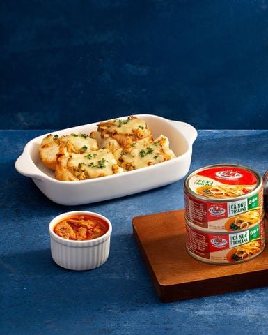 Bánh mỳ sữa nướng với salad cá ngừ Toscana