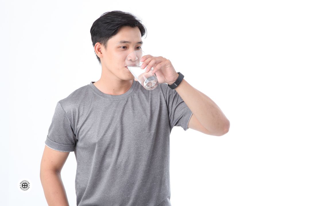 Uống đủ nước mỗi ngày giúp giảm thâm môi