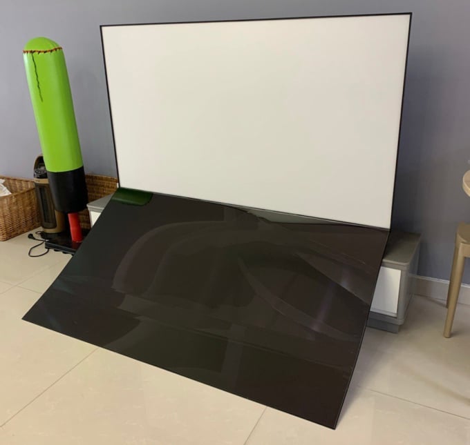 Màn hình TV Xiaomi tự tách khỏi khung