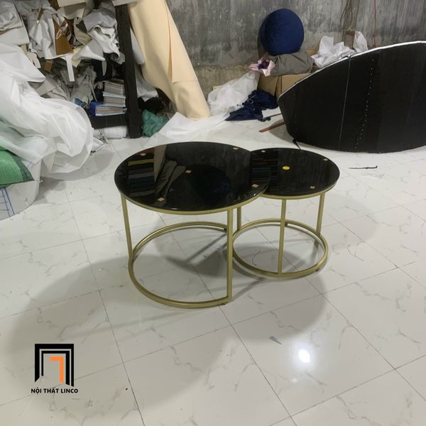 cặp bàn sofa phòng khách mặt kính đen, cặp 2 bàn sofa khung chân sắt vàng