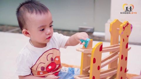 Trẻ 14-15 Tháng Tuổi: Đặc Điểm Phát Triển và Đồ Chơi Giáo Dục Cho Bé