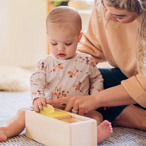 Trẻ 10-11 Tháng Tuổi: Đặc Điểm Phát Triển và Đồ Chơi Montessori Cho Bé