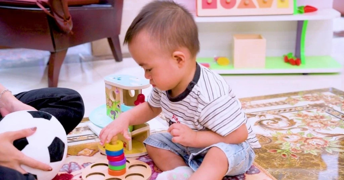 Hình ảnh trẻ chơi đồ chơi Montessori Xếp Vòng Gỗ của Kinderlove