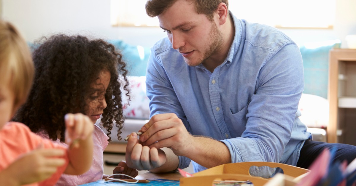 Cần bên trẻ trong quá trình trẻ theo học với phương pháp Montessori