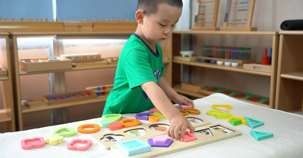 Hình ảnh trẻ chơi đồ chơi phát triển trí tuệ của Kinderlove