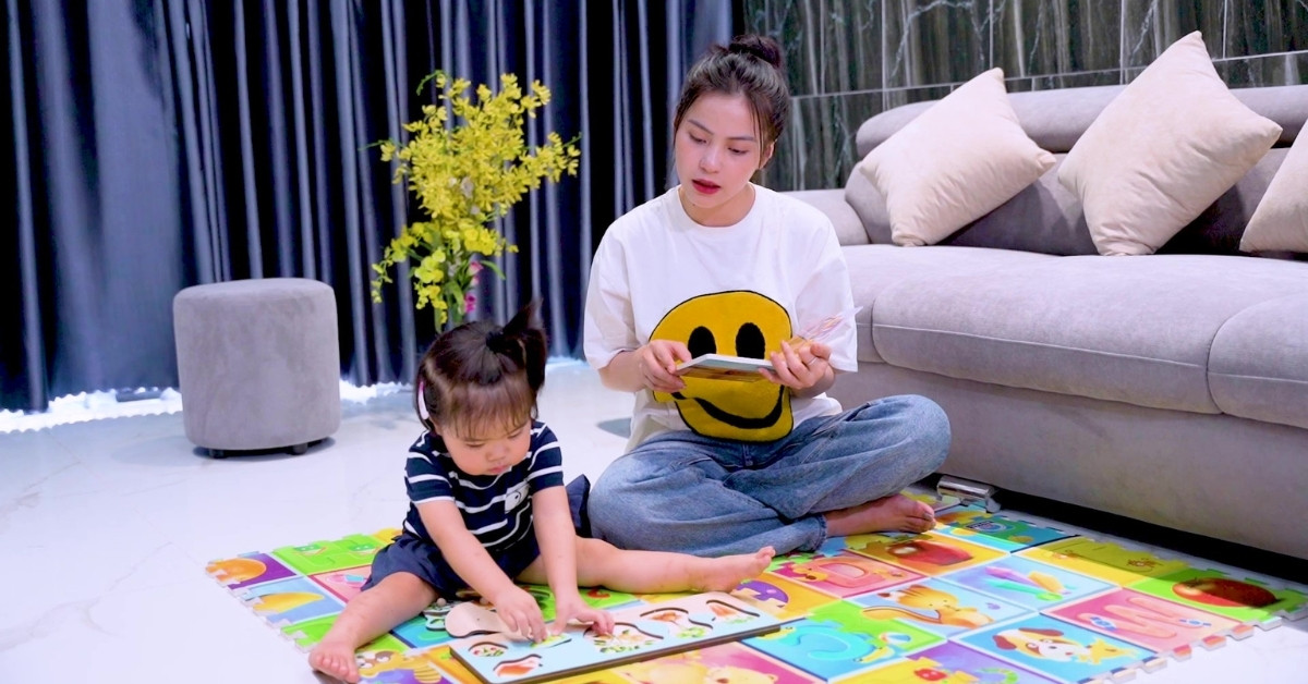 Hình ảnh trẻ chơi đồ chơi Ghép Hình Vườn Rau của Kinderlove