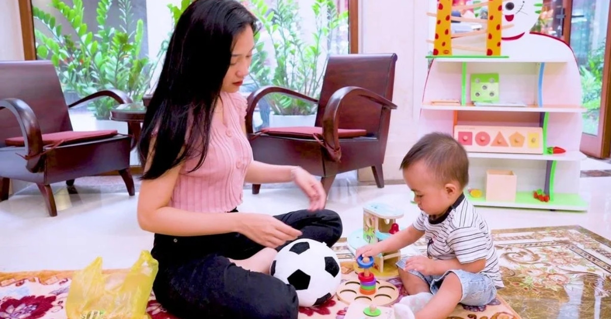 Hình ảnh trẻ chơi đồ chơi giáo dục Montessori của Kinderlove