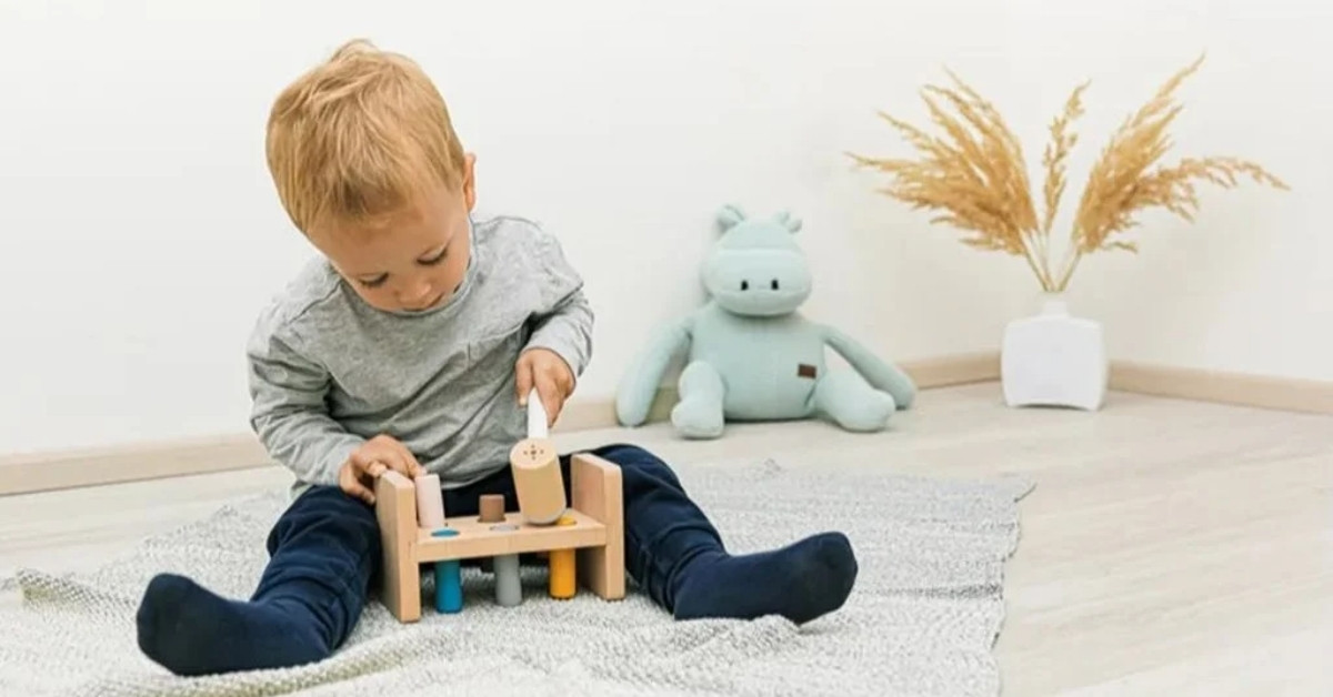 Hình ảnh trẻ chơi sản phẩm đập búa lên cọc gỗ của Kinderlove