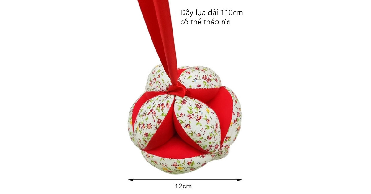 Hoa văn nổi bật trên bề mặt của quả bóng kích thích sự tò mò của trẻ
