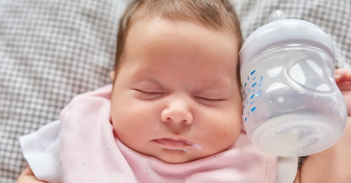 Uống đủ lượng sữa cần thiết cho cơ thể giúp bé phát triển tốt hơn