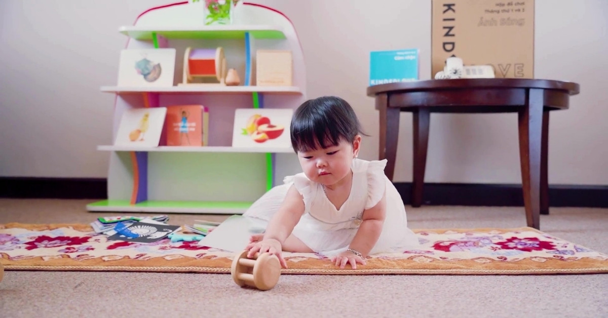 Hình ảnh trẻ chơi đồ chơi giáo dục Chuông gỗ lăn tròn của Kinderlove