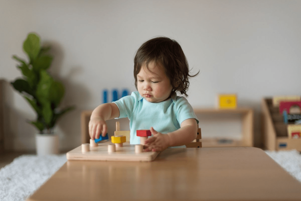 Hình ảnh trẻ chơi sản phẩm Đồ chơi giáo dục và Đồ chơi Montessori vặn đinh ốc trong Hộp đồ chơi Thử Thách của Kinderlove cho các bé 20-21 tháng tuổi